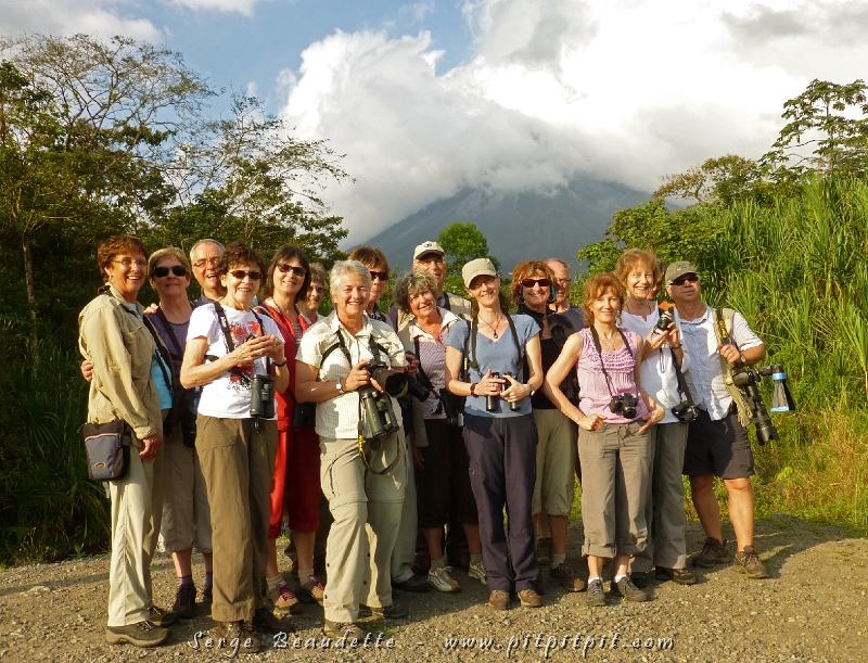 Voici les personnes avec qui j'ai la chance de partager toutes ces observations fascinantes!!! En arrière-plan, le Volcan Arénal!
