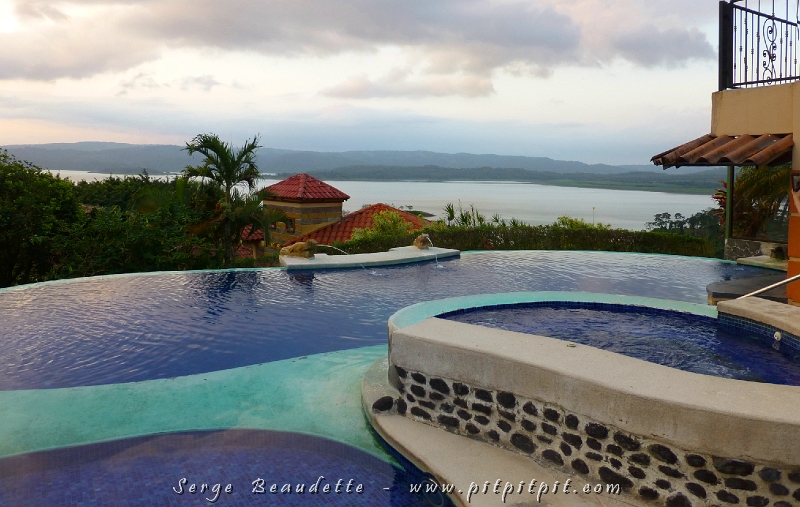 ...Et je vous laisse avec la vue que l'on a de notre Lodge, sur le Lac Arénal d'un côté, par le SPA, la piscine ou la salle à manger... Et le Volcan de l'autre côté! Y'a des endroits pire que ça sur la Terre! À partir du SPA en fin de journée, je me perdais dans l'horizon... et je pensais à vous après avoir lu avec beaucoup de présence et de plaisir vos commentaires!!! ...Mais j'ai du sortir parce qu'une petite bruine s'est mise à tomber... et que je risquais d'être plus mouillé! (hihi)