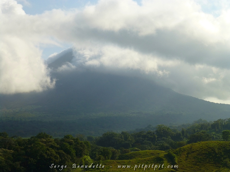 Nous avons commencé la journée avec le Volcan Arénal partiellement couvert... (suite)