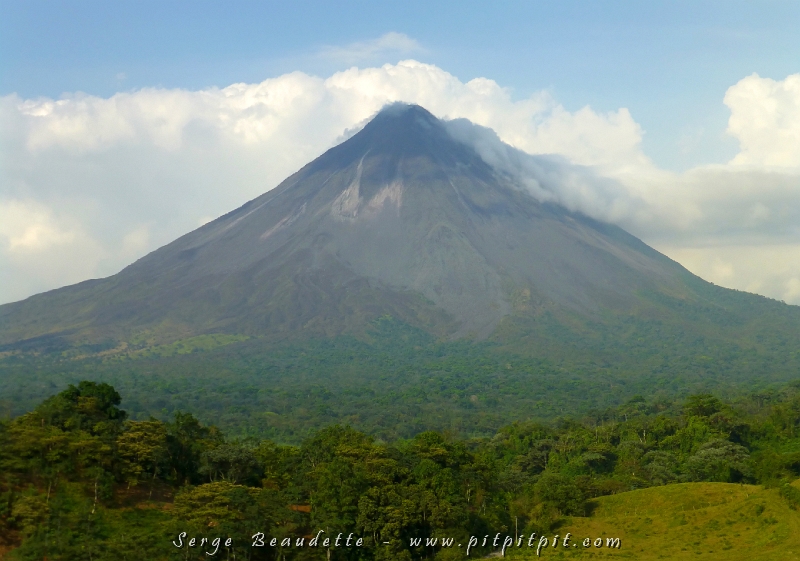 (Suite) Et voilà!!!!! Tadam!!! Le versant minéral de l'Arénal! Les gens ignoraient que c'était un volcan avant la première irruption de 1968... C'était une montagne végétale arrondie bien ordinaire...