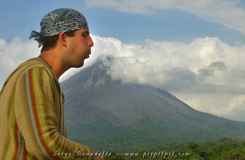 Regardez comme je suis un guide dévoué... Tout le monde a attendu toute la journée de peut-être voir le Volcan Arénal dégagé... J'ai donc soufflé, soufflé, soufflé... (suite) (C'est Suzanne qui a été complice de mes niaiseries en prenant cette photo pour moi!)