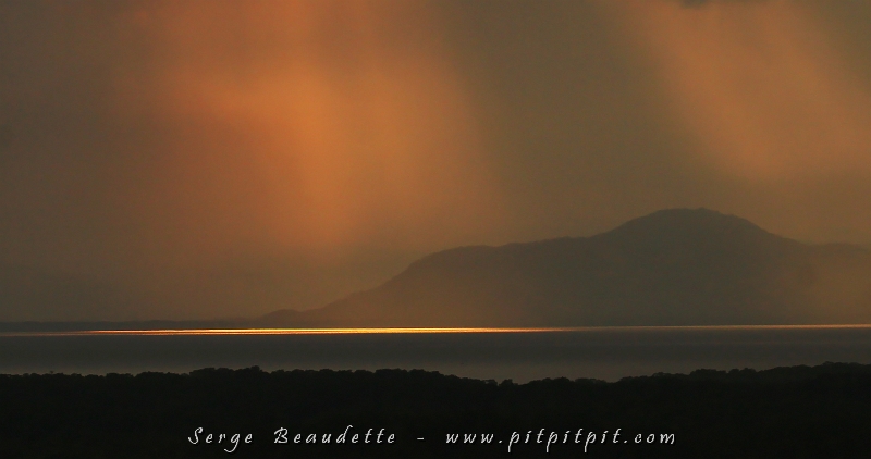 Nous finissons la journée sur un belvédère d’où nous voyons l’ensemble de l’énorme propriété où nous sommes, ainsi que le Golfe de Nicoya, attenant au Pacifique! La vue est imprenable!!!