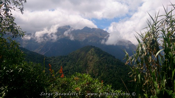 Sentier plat à flanc de montagne, en très haute altitude… les montagnes gigantesques qui nous ceinturent à perte de vue me font sentir à la fois tout petit… et si grand, sur le sommet du Monde! 