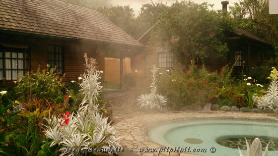 …Thermas, parce que nous sommes au pied d'un volcan actif, et que tout a été aménagé autour de bains chauds, de sources thermales venant des profondeurs actives de la terre!!! Il y a au moins 50 bains et piscines chauds à remous… Il y en a devant chaque petite cabine, au milieu des aménagements floraux, ceinturéx par des montagnes gigantesques, comme une muraille démesurée!!! Quelle belle soirée s'annonce, à se relaxer dans cette expérience thermique unique!