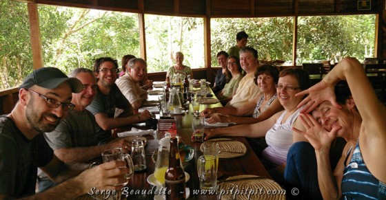 Nous revenons pour un diner copieux (eh oui! seulement un avant-midi de passé!), au lodge, dans la salle à manger ouverte sur la lagune et la forêt amazonienne, heureux comme des oiseaux!!! 