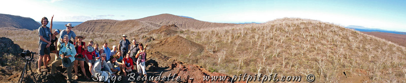 Panorama avec tout le groupe, aux sommets d'Isabella... la grande île aux 5 immenses volcans!