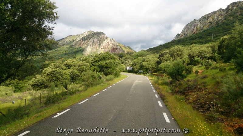 …et nous circulons dans les routes sinueuses, en longeant les rivières bordées de montagnes et de hautes falaises.