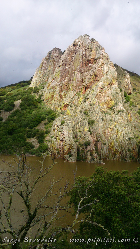 …Nous redescendons la colline pour nous rendre sur un second site du parc, au pied de 2 géantes falaises de chaque côté de nous! C'est majestueux à l'extrême ici encore!