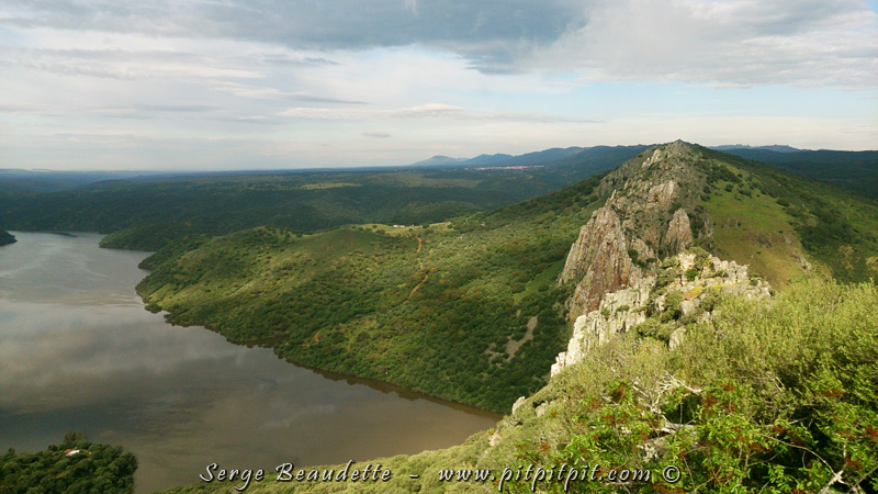 Mais détrompez-vous, une deuxième fois à cet endroit, ne présentera que très peu de répétition! La météo est aussi très différente de celle d'hier, ce qui crée en soi, une GROSSE différence pour nos observations entre autres des vautours à flanc de falaises! 