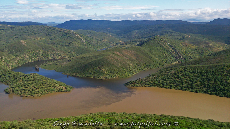 Ce matin, nous retournons au château du parc de Monfraguë. 