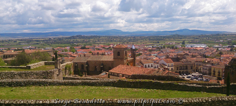 Nous arrivons donc pour le diner, après une matinée fantastique dans le parc de Monfraguë, à Tijullon, la ville médiévale…